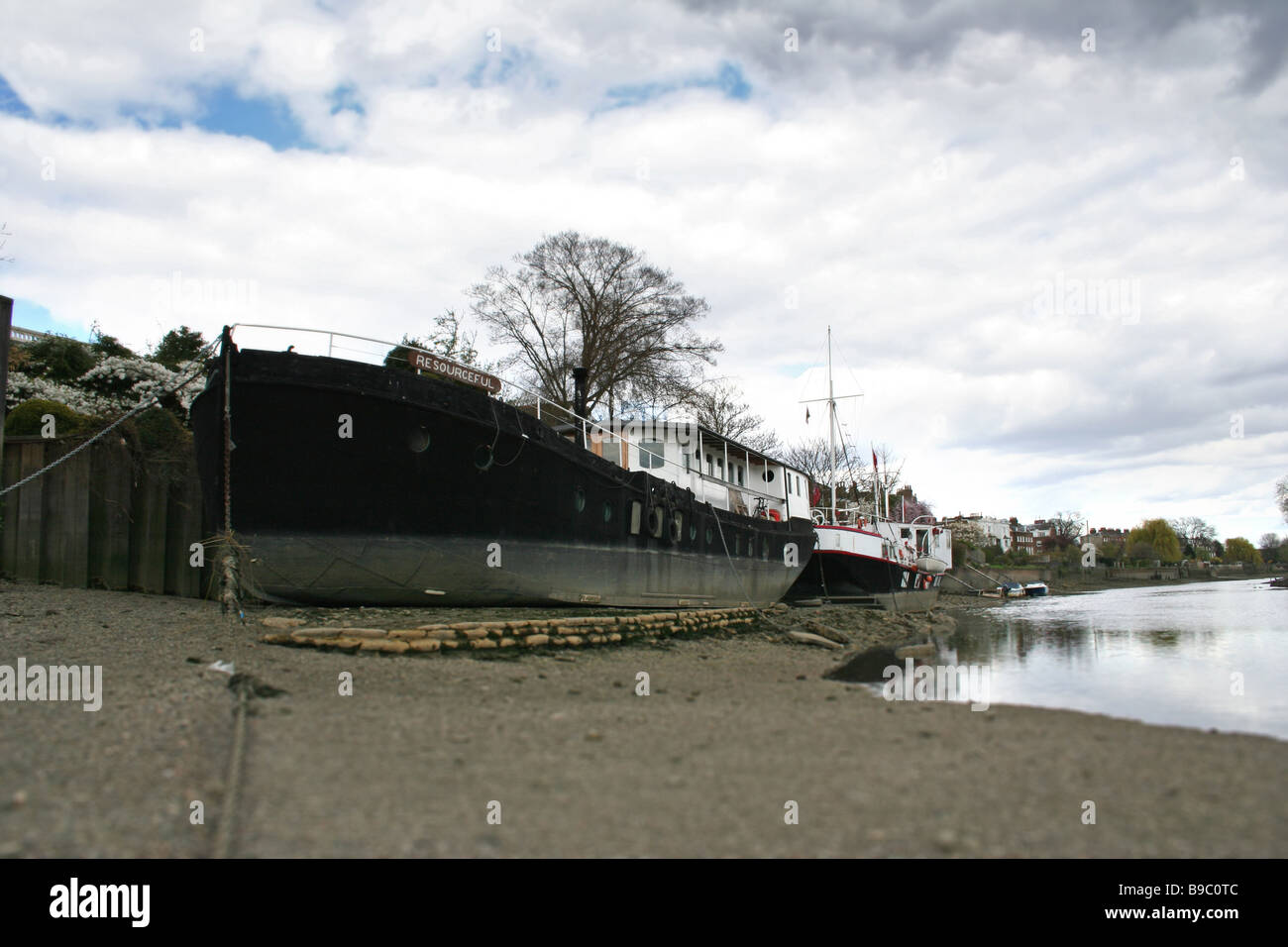 Barche a bassa marea sul Tamigi vicino a Chiswick Foto Stock
