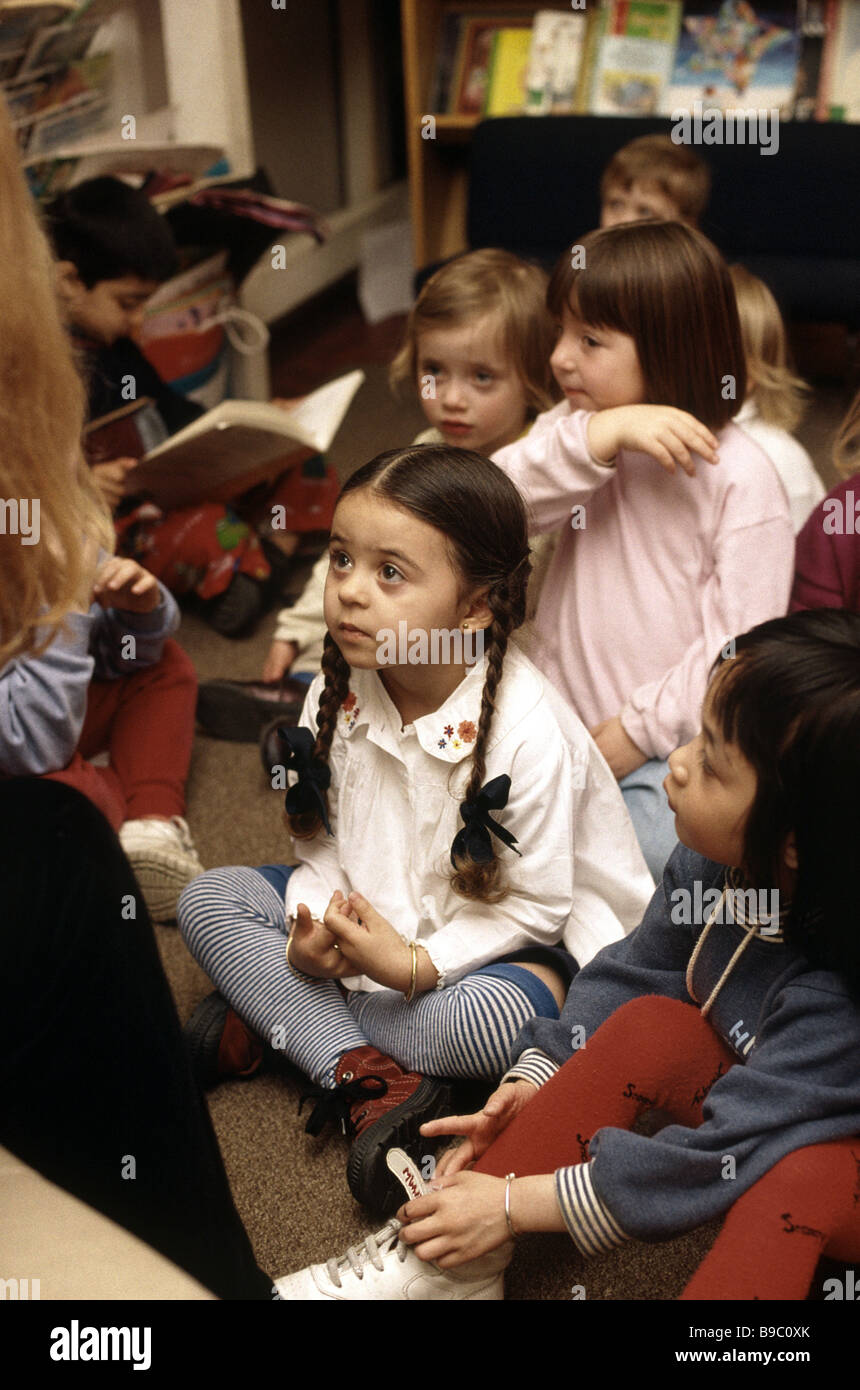 La scuola materna di classe con le ragazze ascoltando il Maestro Foto Stock