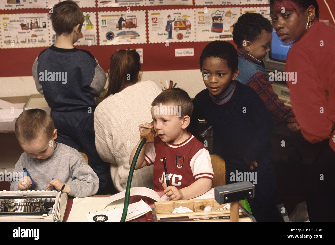 Bambini della scuola materna di ruolo fingendo che stanno lavorando in un ufficio Foto Stock