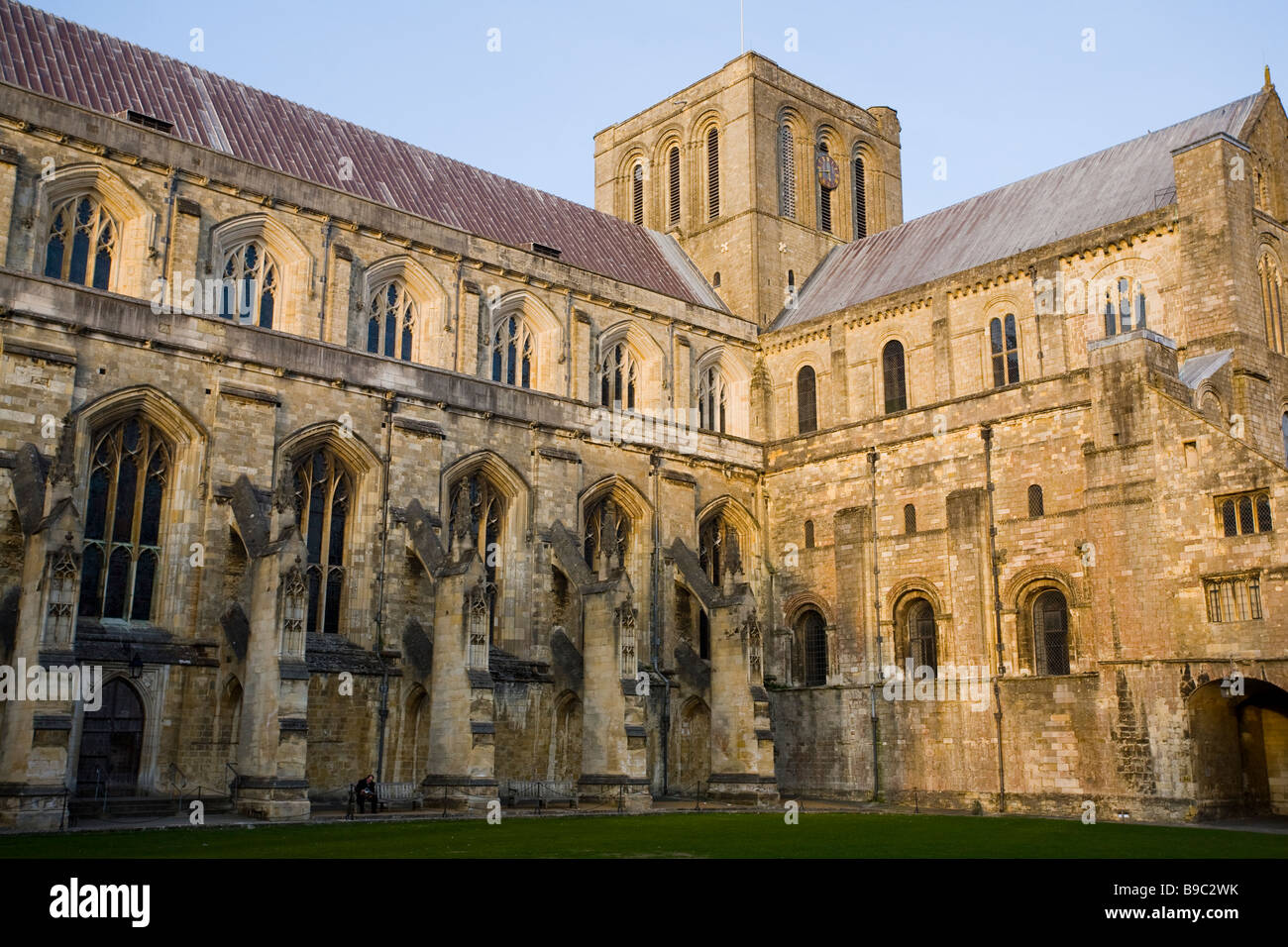 I giardini e la torre della cattedrale di Winchester. Foto Stock