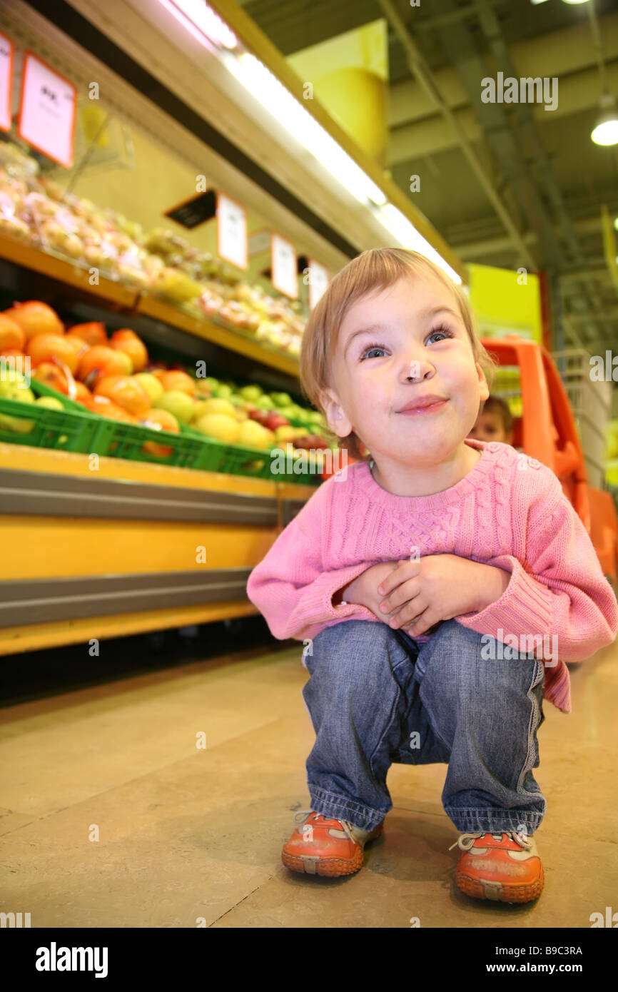 Bambino nel supermercato Foto Stock
