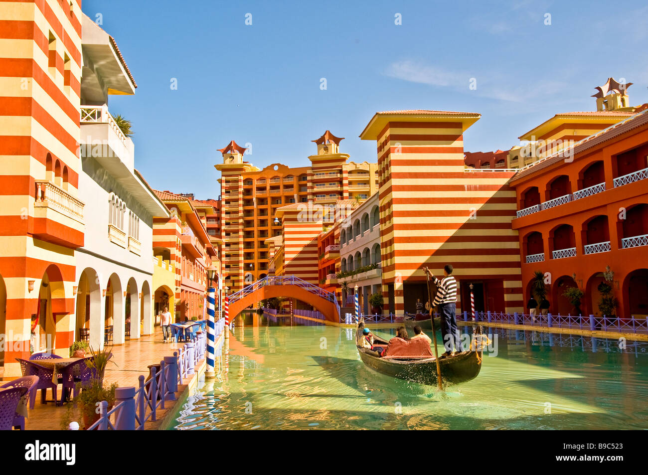 Porto Marina Resort e Spa hotel fantasy canale veneziano gondola Egitto Mediterraneo Costa Nord di El Alamein Alessandria regione Foto Stock