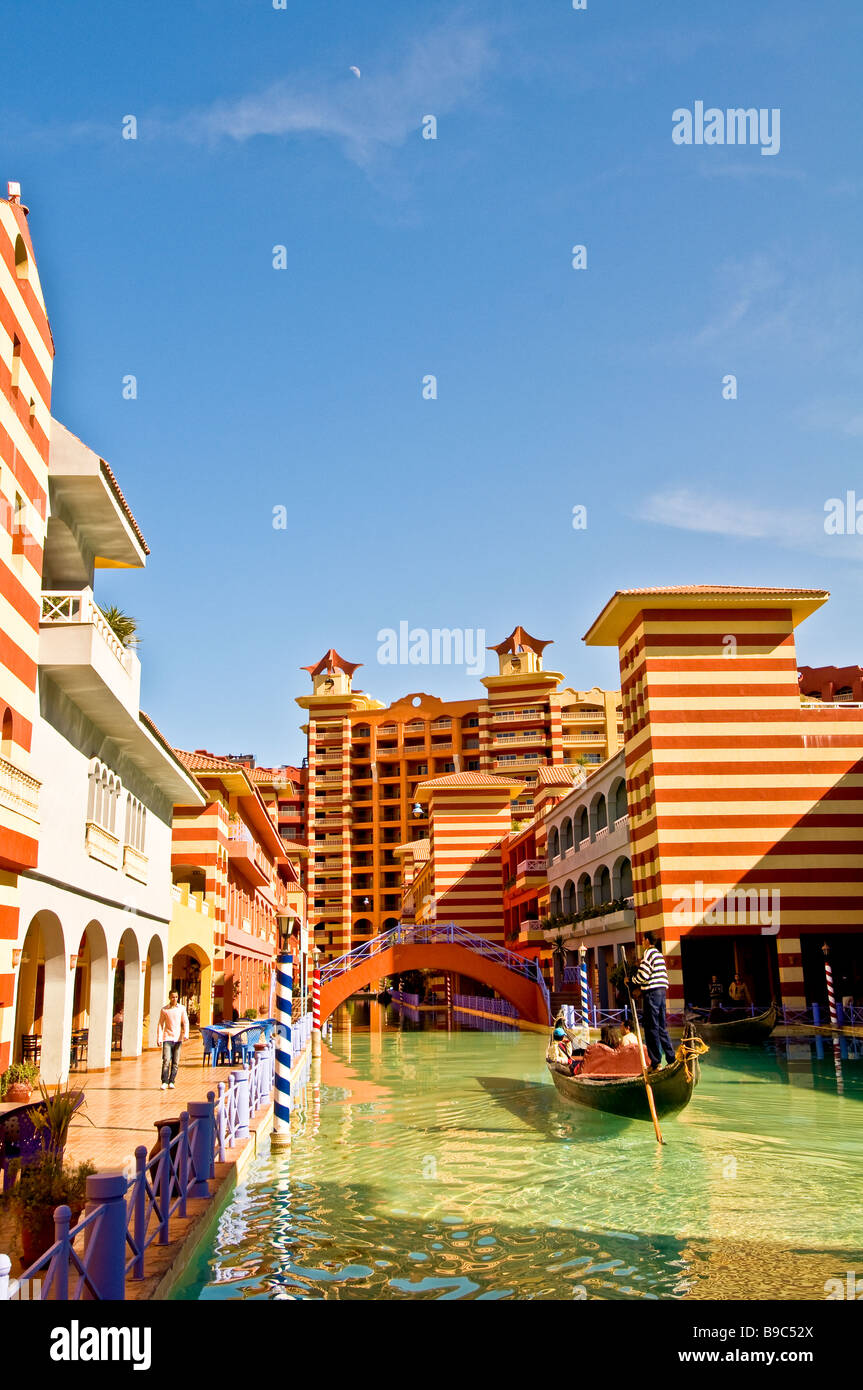 Porto Marina Resort e Spa hotel fantasy canale veneziano gondola Egitto Mediterraneo Costa Nord di El Alamein Alessandria regione Foto Stock