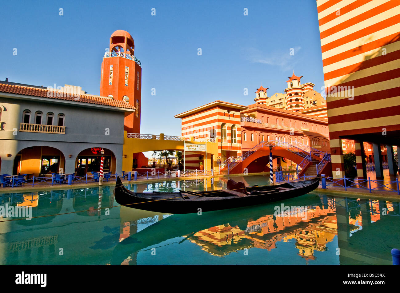 Porto Marina Resort e Spa hotel canale veneziano gondola Egitto Costa Nord di El Alamein Alessandria regione fantasy resort Foto Stock