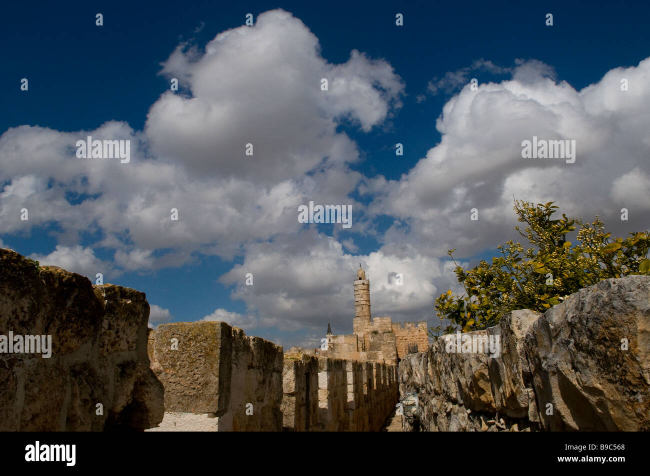 Vista su tutta la sentinella superiore percorso del Ottoman pareti verso la torre di Davide o cittadella di Gerusalemme al margine occidentale della città vecchia di Gerusalemme in Israele Foto Stock