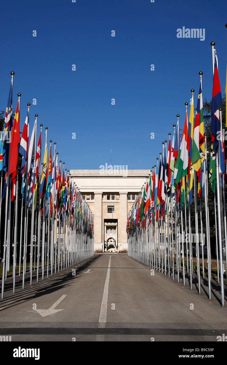 Bandiera rivestita di percorso conduce al Palais des nations uffici delle Nazioni Unite a Ginevra Svizzera Foto Stock