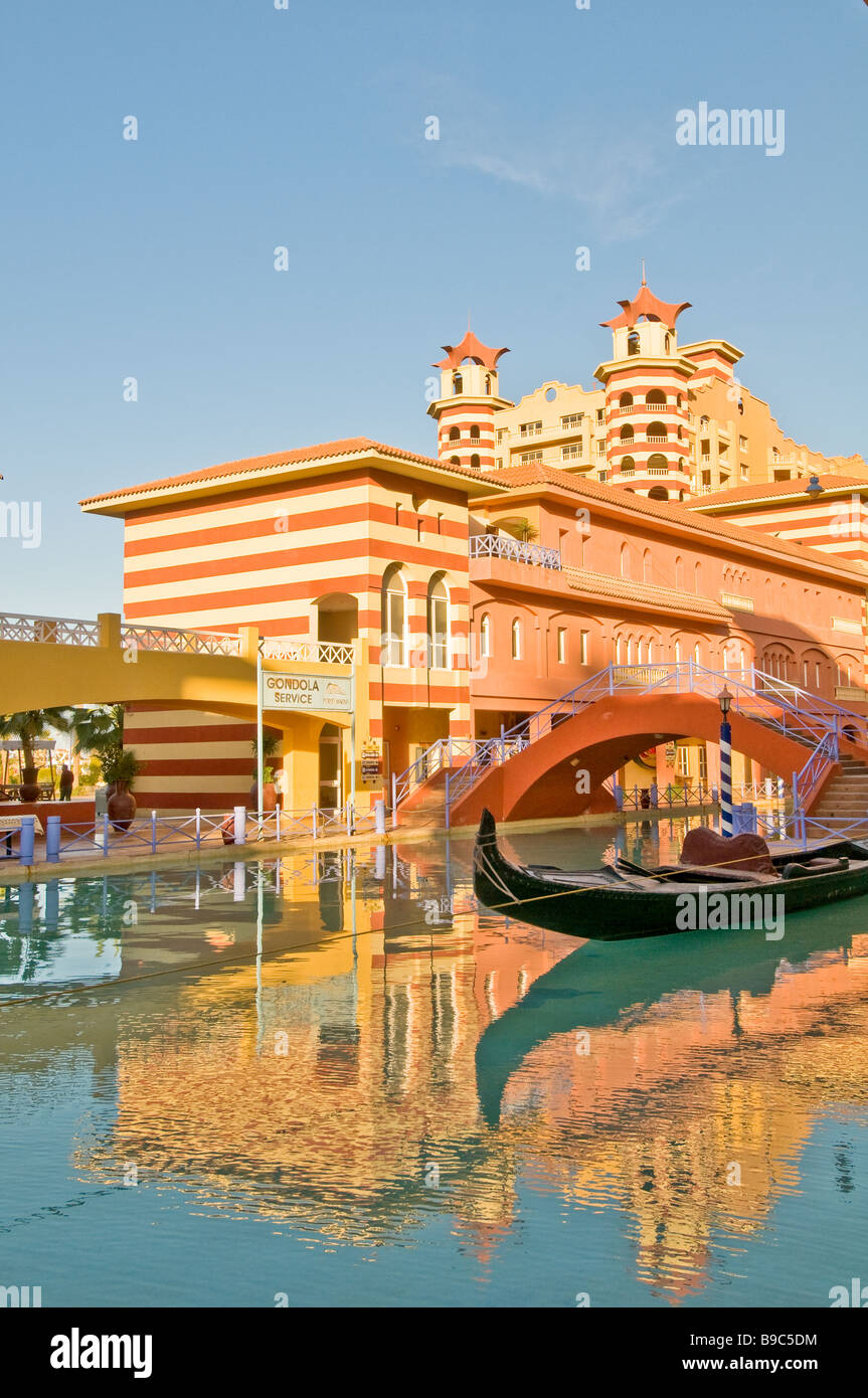 Porto Marina Resort e Spa hotel fantasy canale veneziano gondola Egitto Mediterraneo Costa Nord di El Alamein Alessandria regione Foto Stock