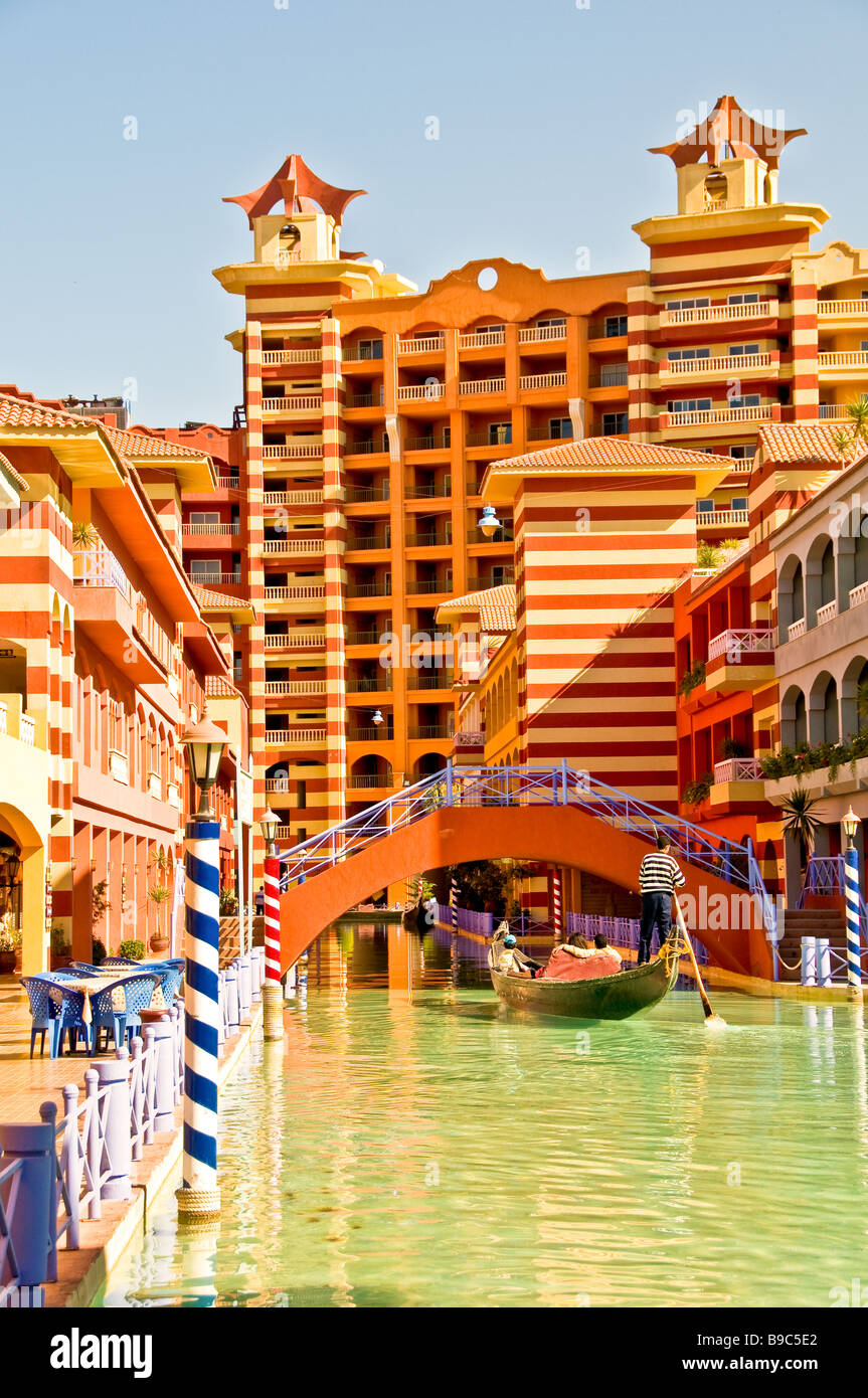 Porto Marina Resort fantasy resort spa Egitto canale veneziano gondola costa nord di El Alamein Alessandria regione Foto Stock