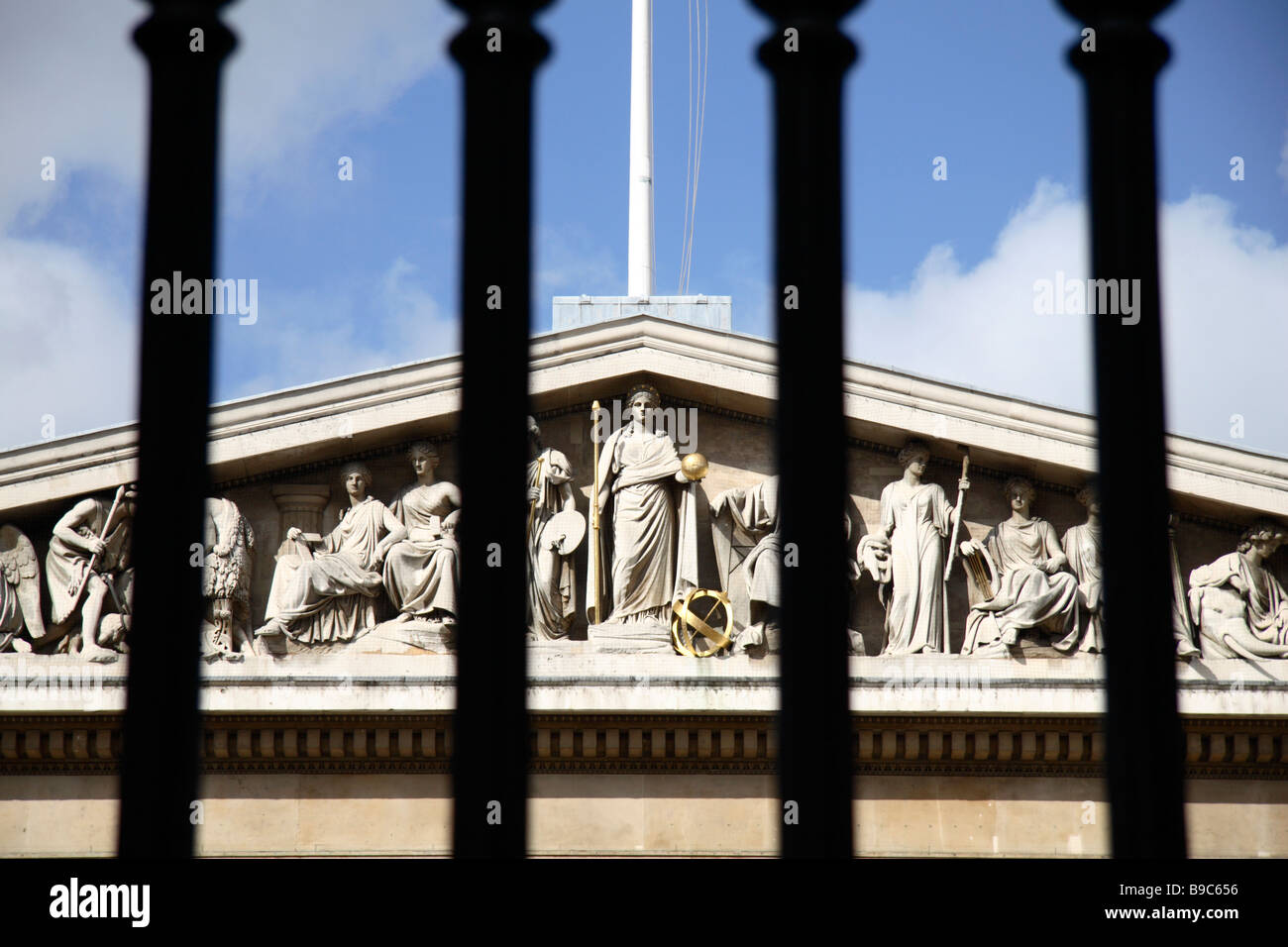 Una vista attraverso le ringhiere del progresso della civiltà scuptures sopra l'ingresso principale al British Museum di Londra. Foto Stock