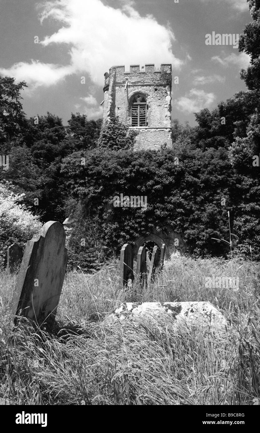 Le rovine della vecchia chiesa a Ayot St Lawrence nello Hertfordshire REGNO UNITO Foto Stock