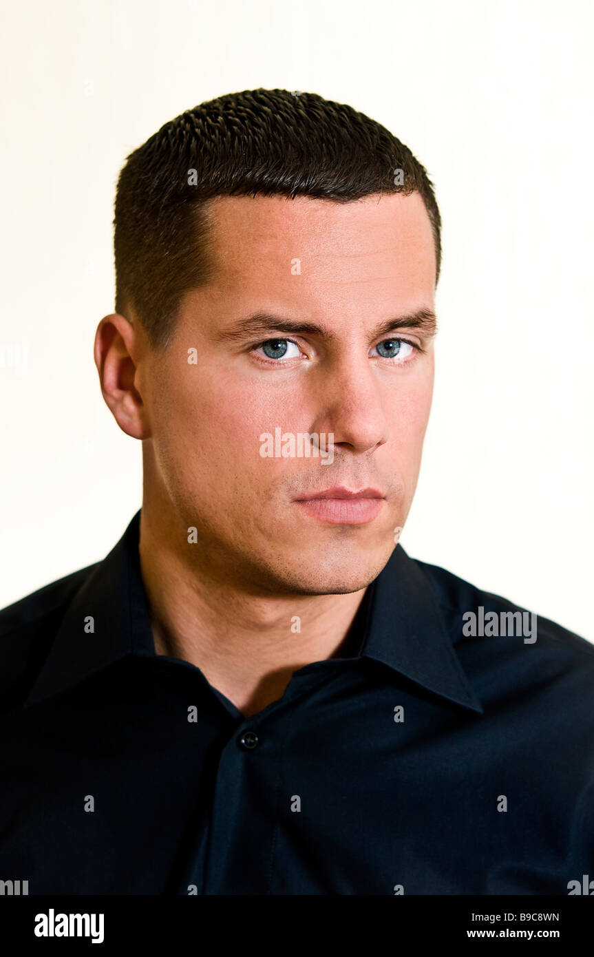 Un ritratto in studio di un giovane europeo orientale maschio Foto Stock Un ritratto in studio di un giovane europeo orientale maschio Foto Stock