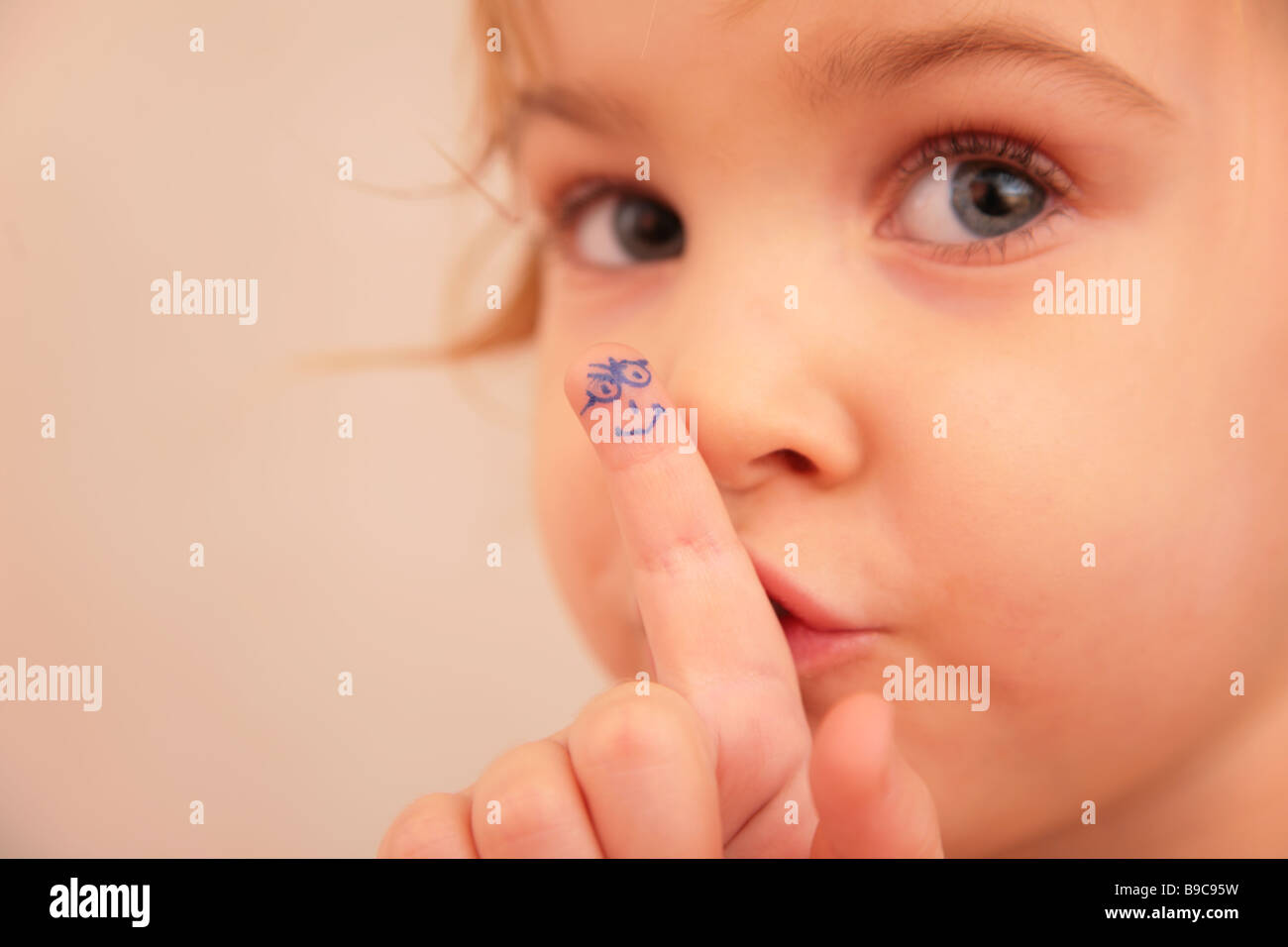 Bambina e dito con faccia dipinta Foto Stock