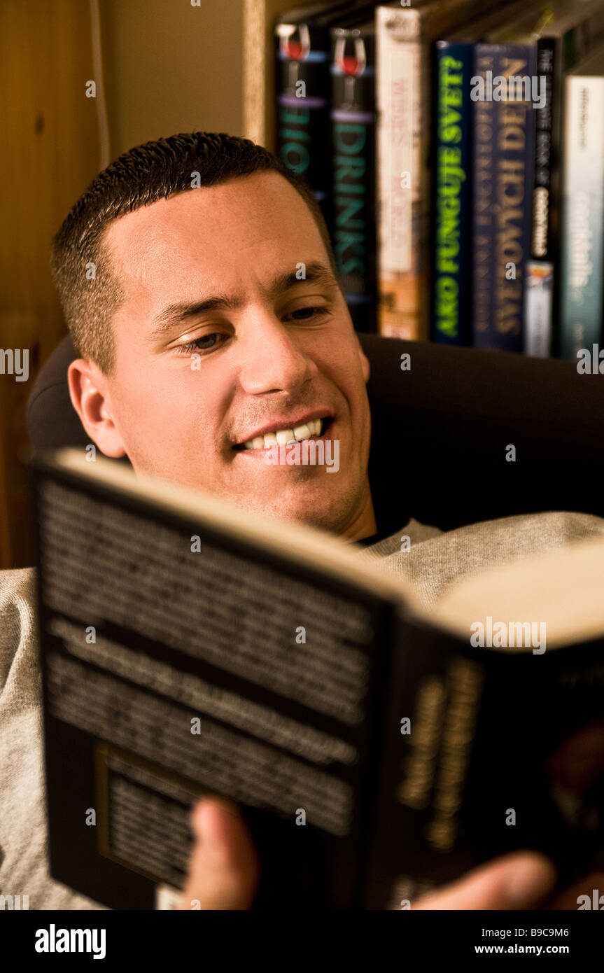 Un giovane europeo orientale uomo legge un libro Foto Stock Un giovane europeo orientale uomo legge un libro Foto Stock
