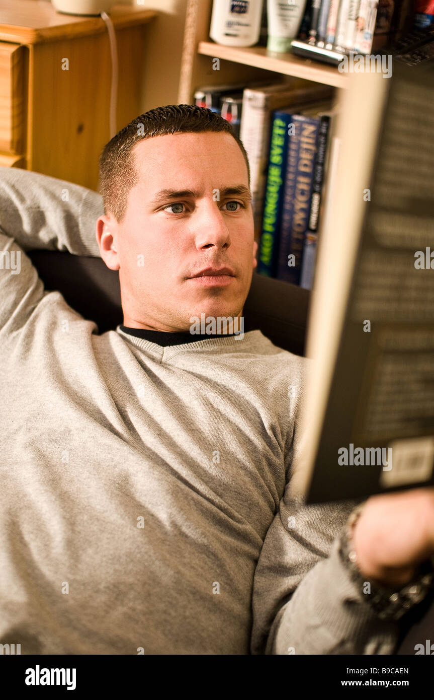 Un giovane europeo orientale uomo legge un libro Foto Stock