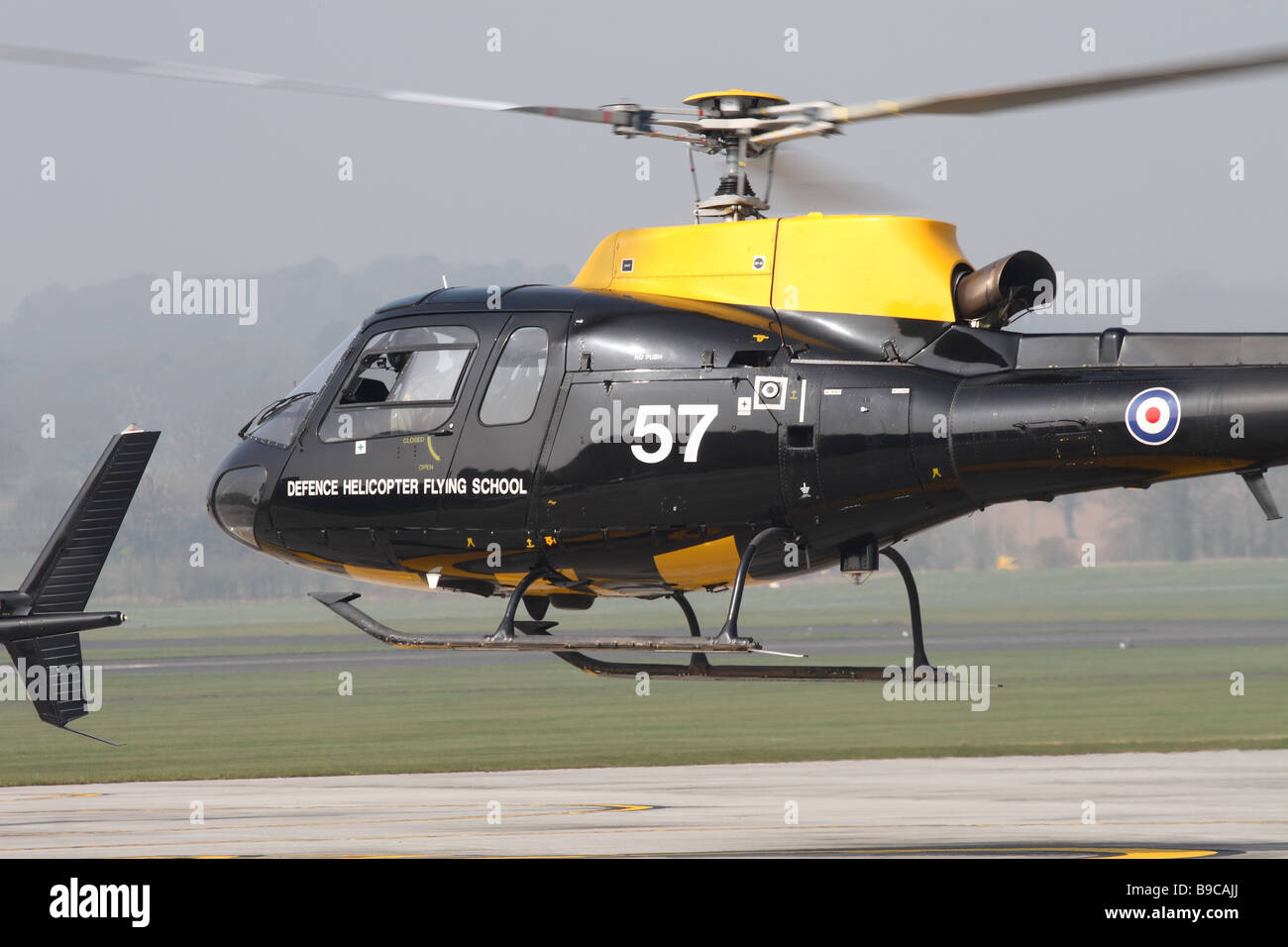 RAF Shawbury difesa elicottero Scuola di Volo opera DHFS Scoiattolo elicotteri per pilota rotante basic addestramento di volo Foto Stock