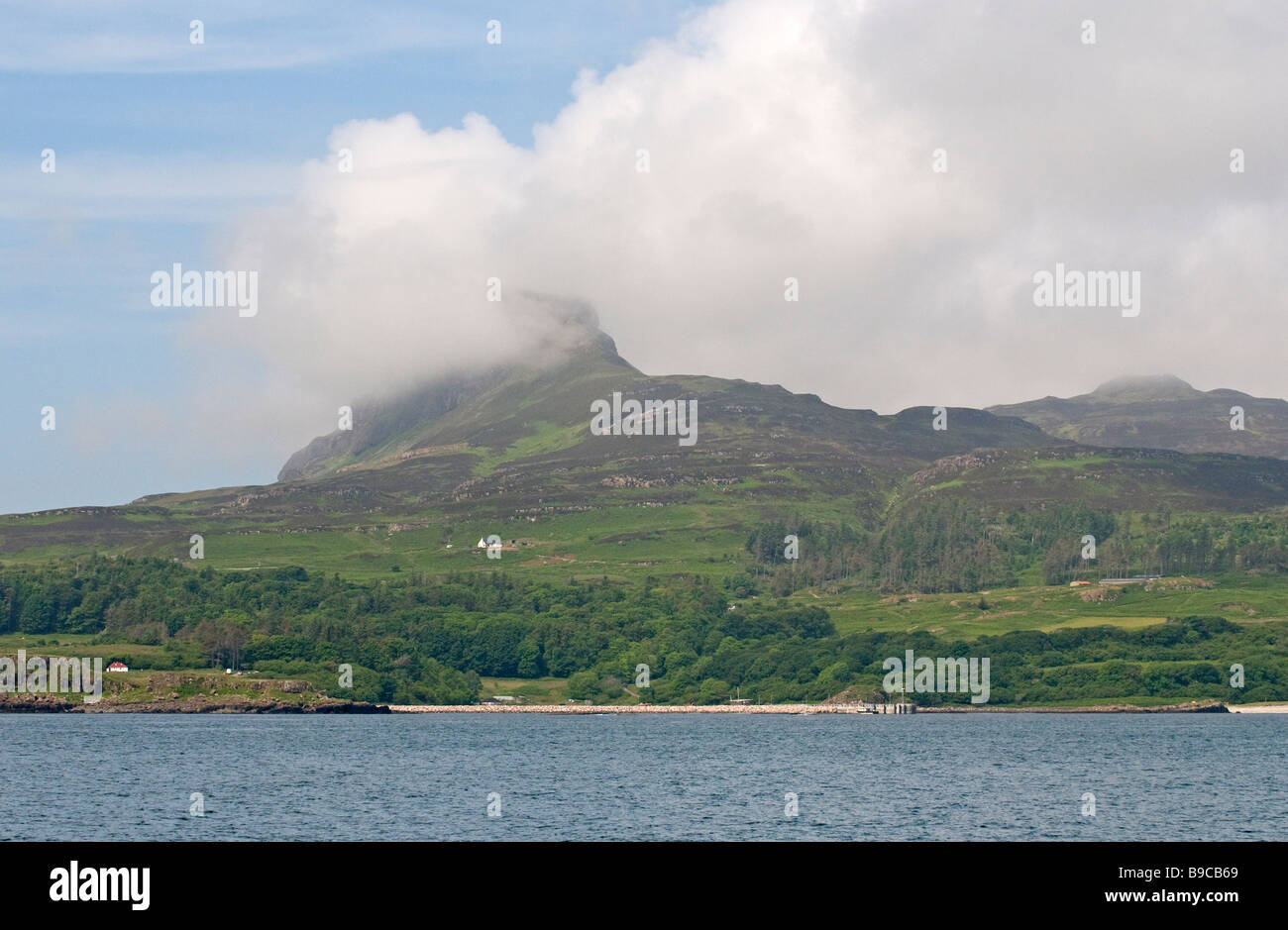 Isola di Eigg visto da est. Foto Stock