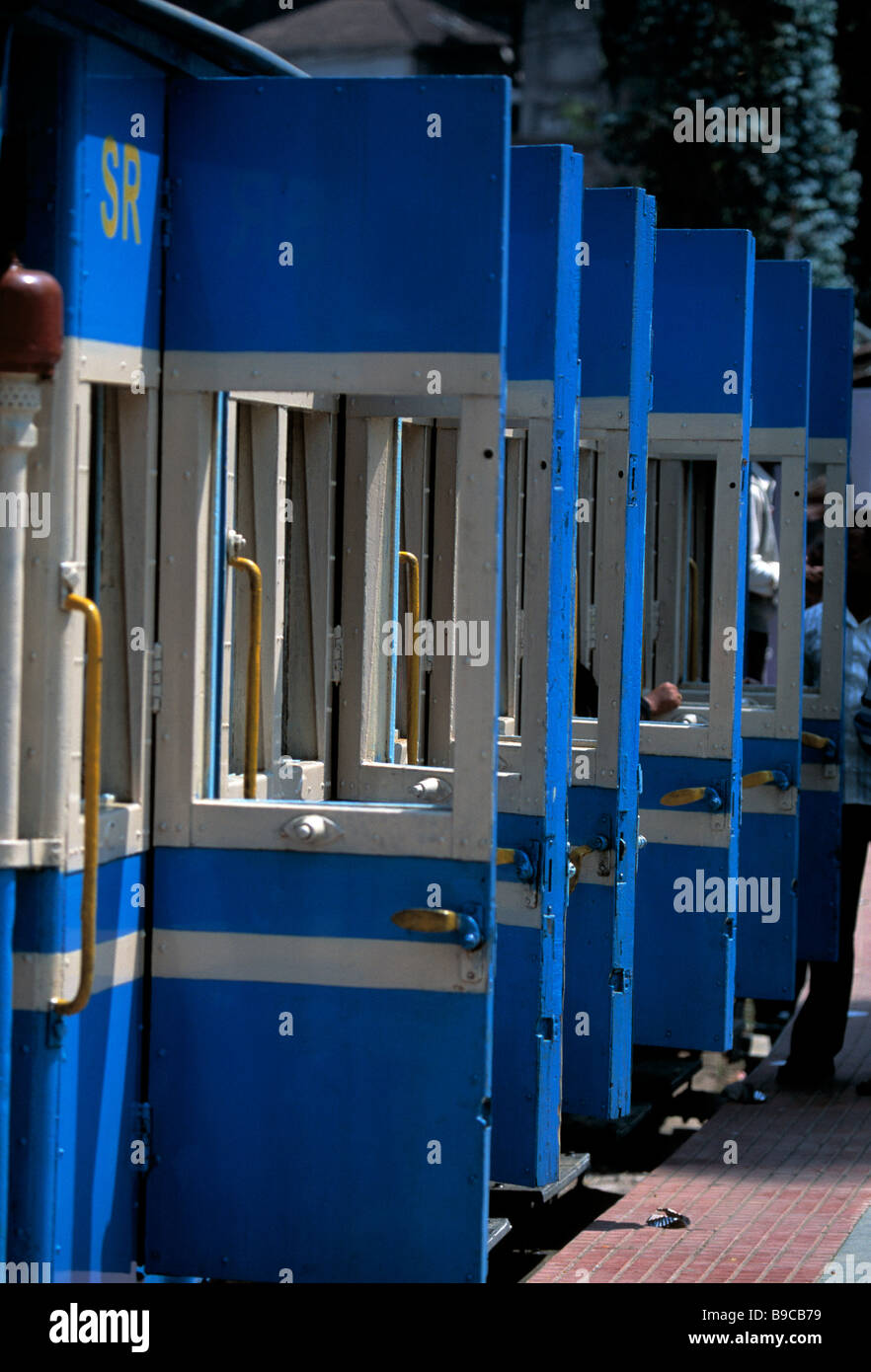 Indiano treno passeggeri trasporto si aprono su una piattaforma ferroviaria, Foto Stock