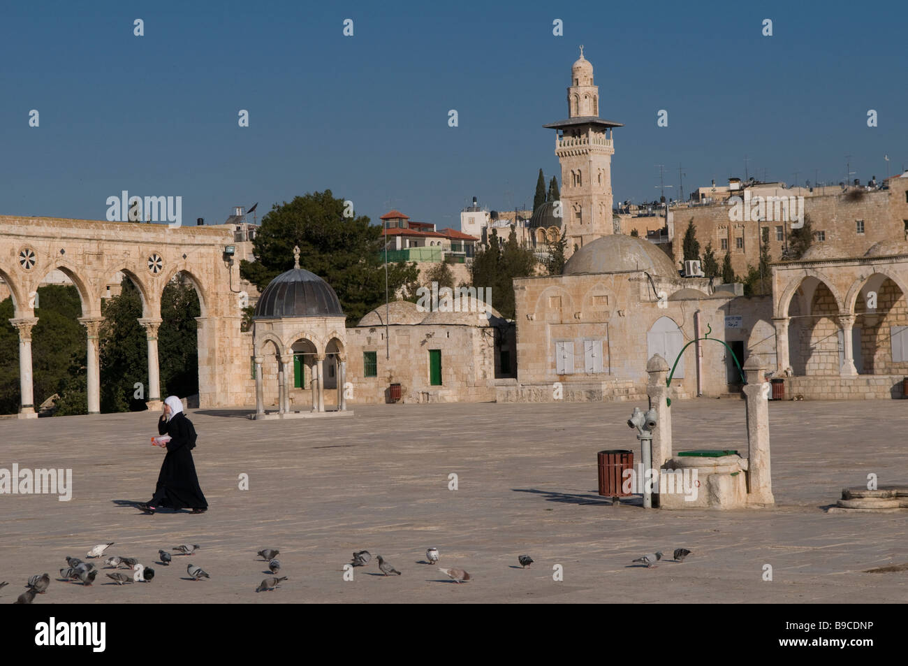Una donna palestinese cammina alla piattaforma del Duomo di La roccia nel Monte del Tempio conosciuta dai Musulmani come La città vecchia di Haram esh-Sharif Gerusalemme est Foto Stock