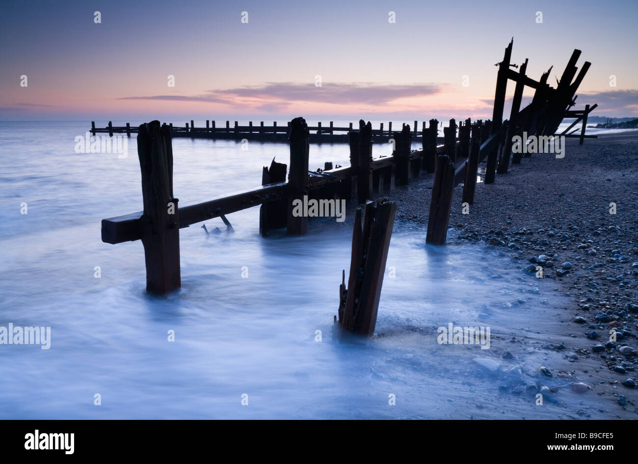 Happisburgh mare difese a sunrise in Norfolk England Regno Unito Foto Stock