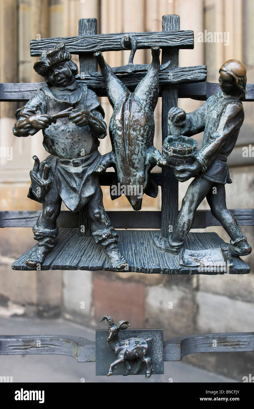 Sculture di metallo del segno zodiacale (ariete) da Jaroslav Horejc sul metallo porte della cattedrale di San Vito. Praga, Repubblica Ceca. Foto Stock