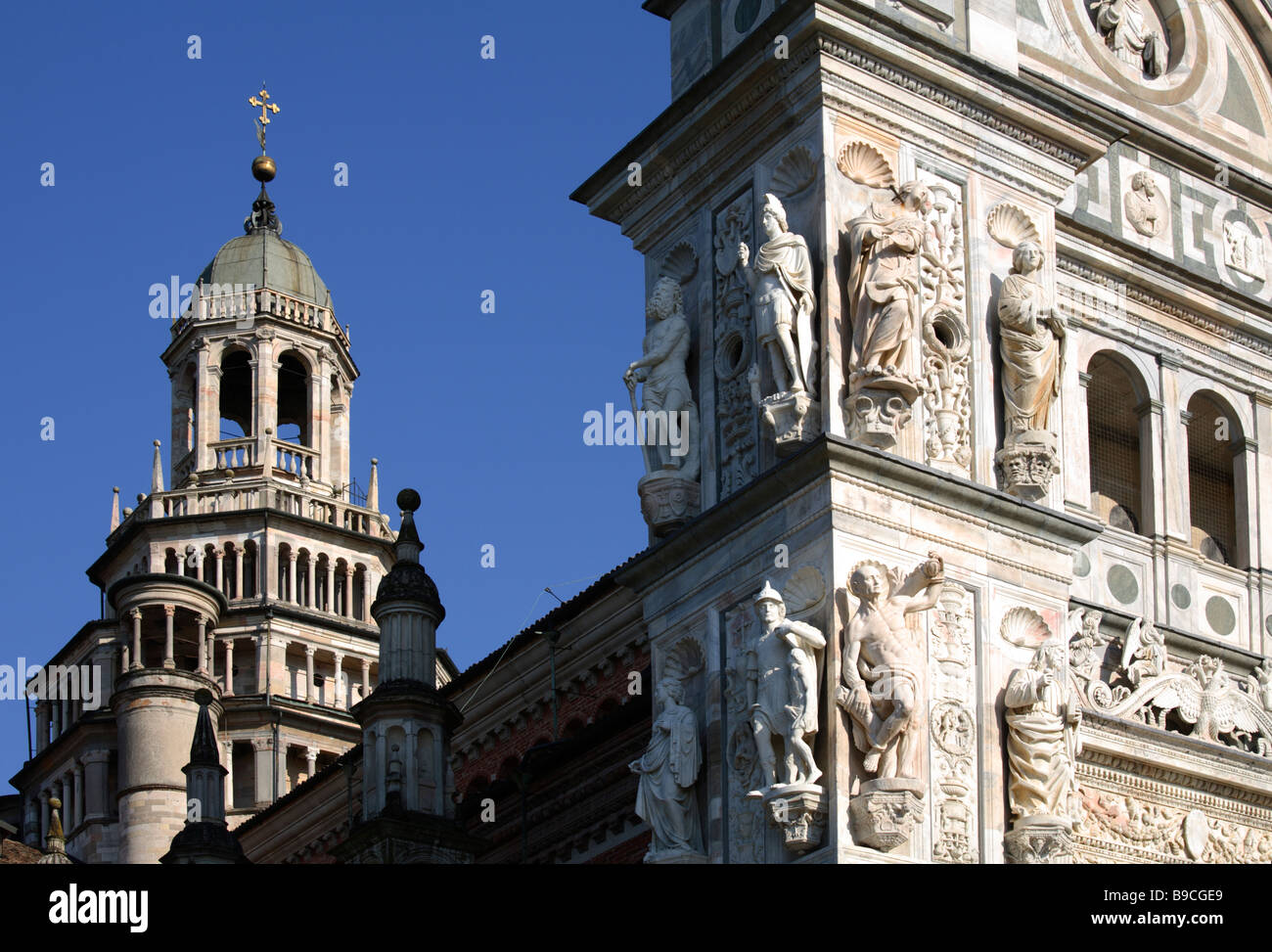 La facciata in stile gotico e il campanile della Certosa di Pavia, Pavia,  Italia Foto stock - Alamy