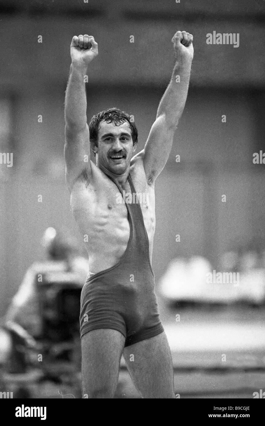 Atleta Anatoly Palamarev ucraino SSR dopo la vittoria nella libera di  wrestling finali di ottava Estate Spartakiad del Foto stock - Alamy
