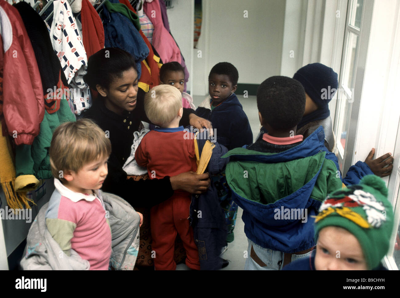 Bambini della scuola materna si prepara a lasciare Foto Stock