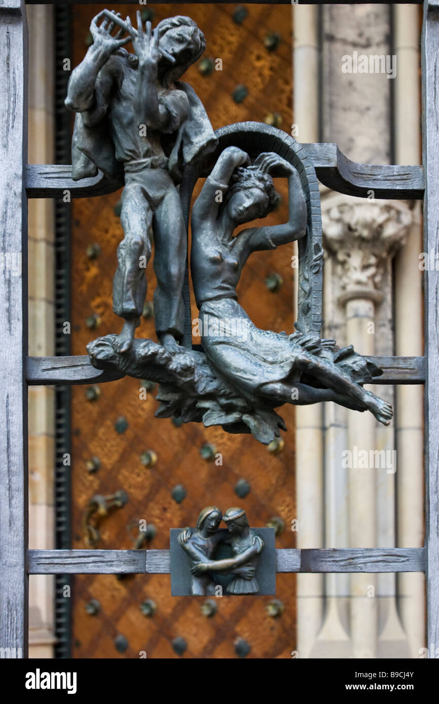 Sculture di metallo del segno zodiacale (gemelli) da Jaroslav Horejc sul metallo porte della cattedrale di San Vito. Praga, Repubblica Ceca. Foto Stock