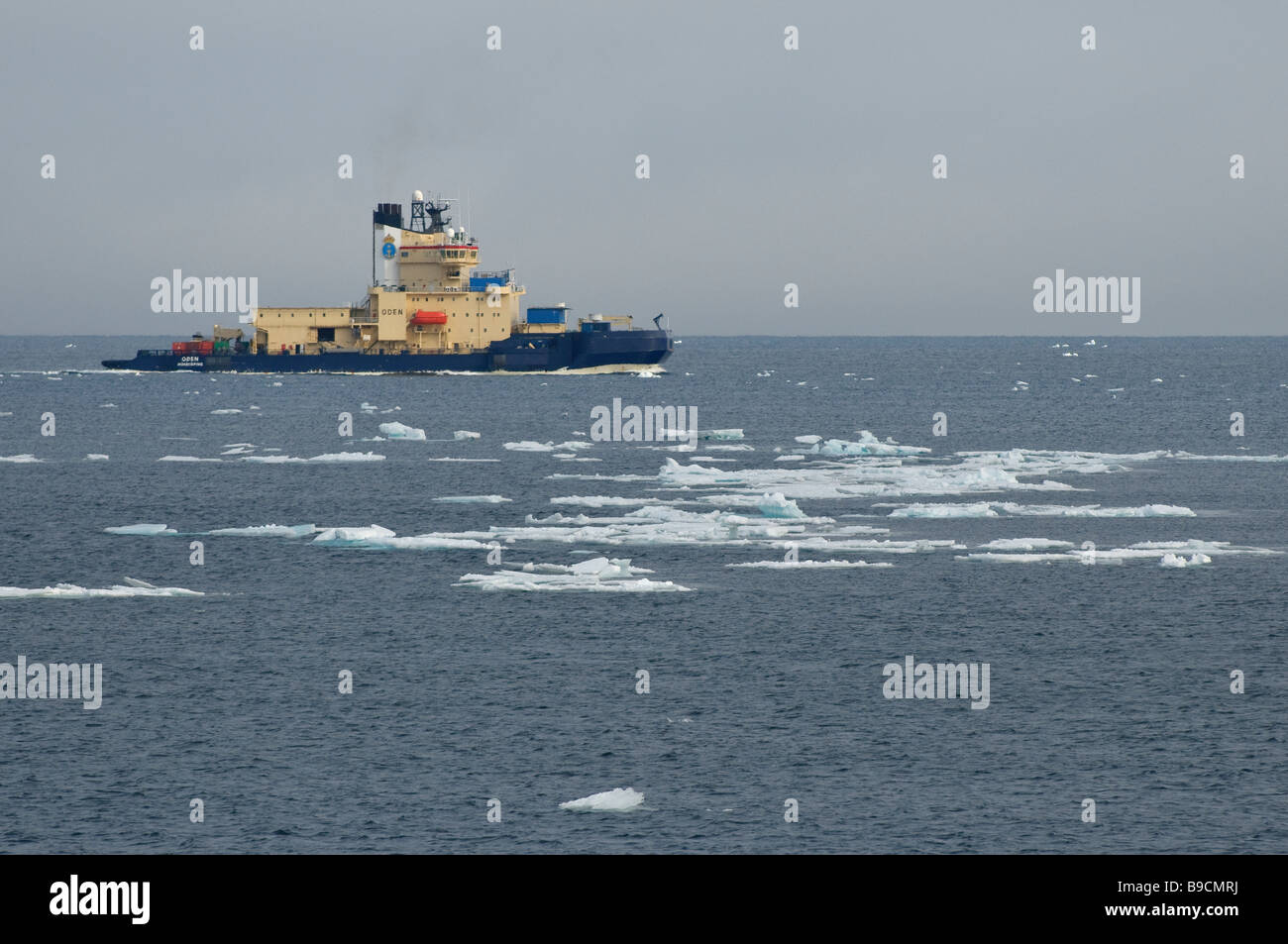Swedish Ice Breaker Oden tra mare di ghiaccio a ovest di Spitsbergen, Svalbard. Foto Stock