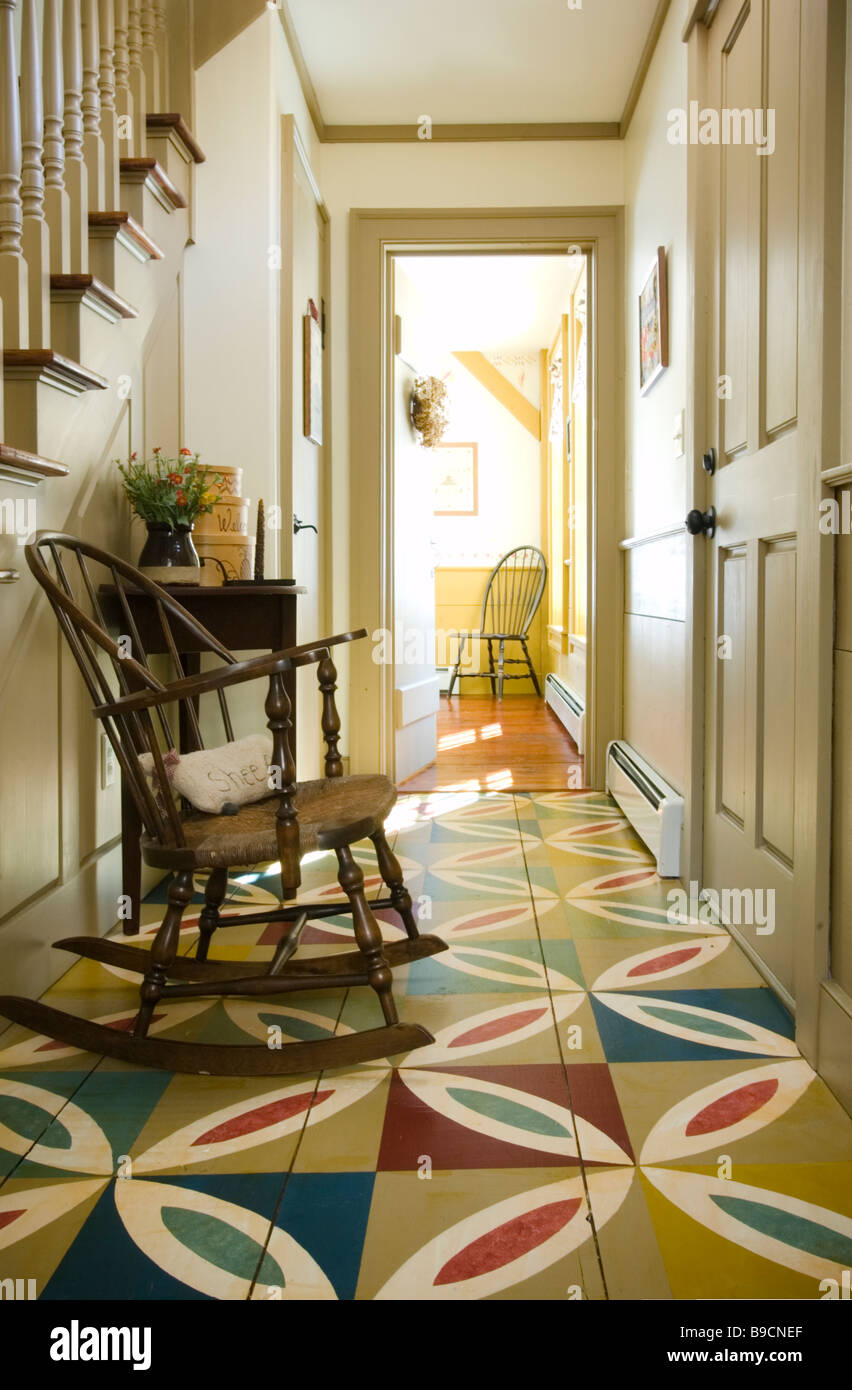 Corridoio in casa coloniale con colorati pavimenti in legno Foto Stock