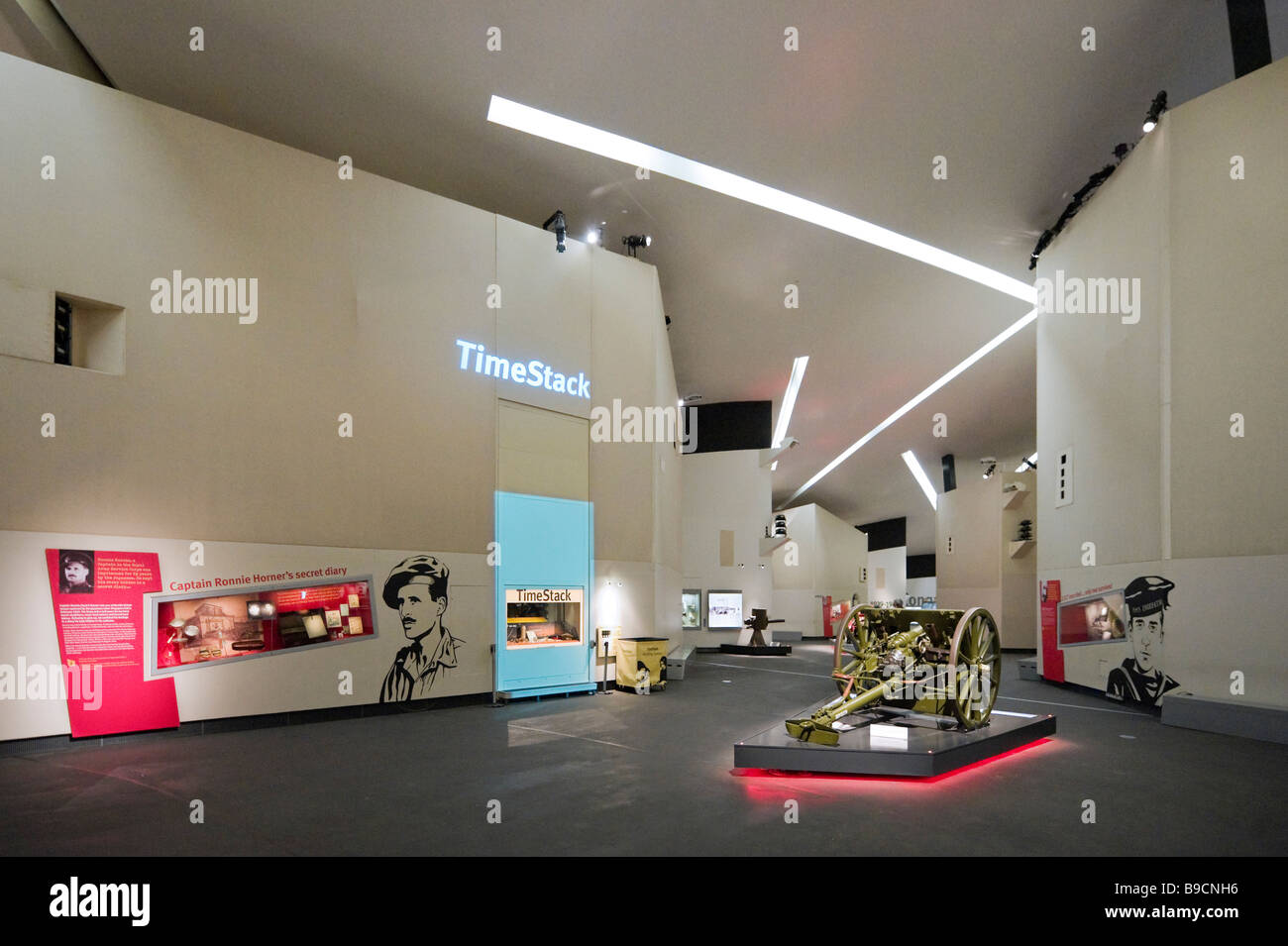 Il principale spazio espositivo in Imperial War Museum North, Salford Quays, Greater Manchester, Inghilterra Foto Stock