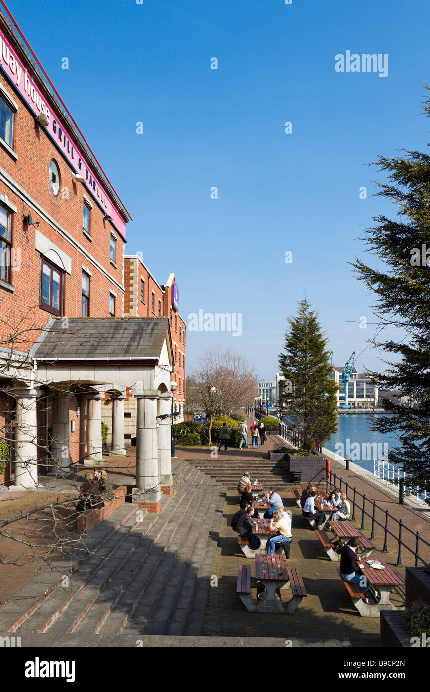 I clienti al di fuori seduta il Quay House Grill e Bar sul bacino di Ontario, Salford Quays, Greater Manchester, Inghilterra Foto Stock