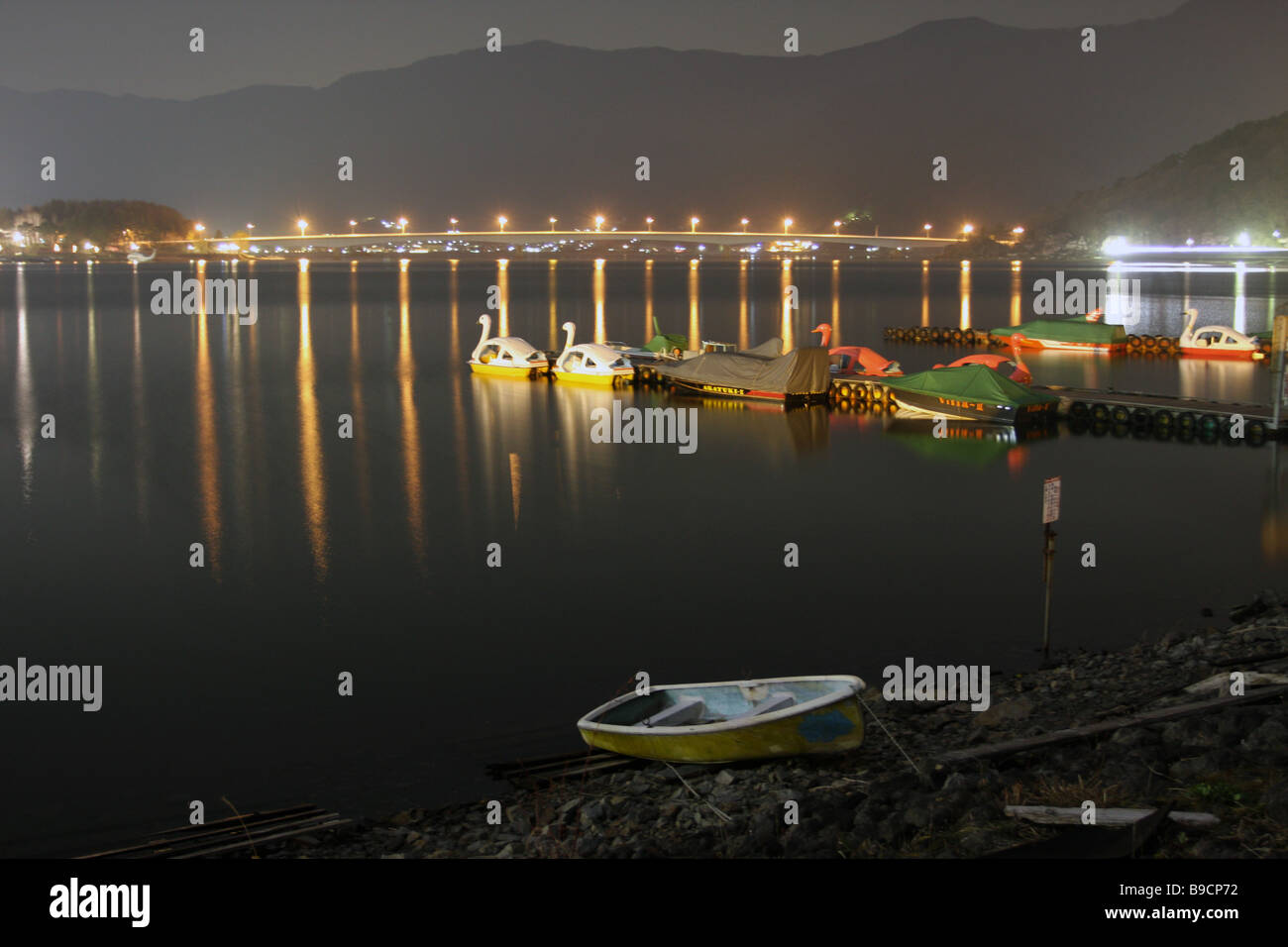 Lago kawaguchiko di notte Foto Stock