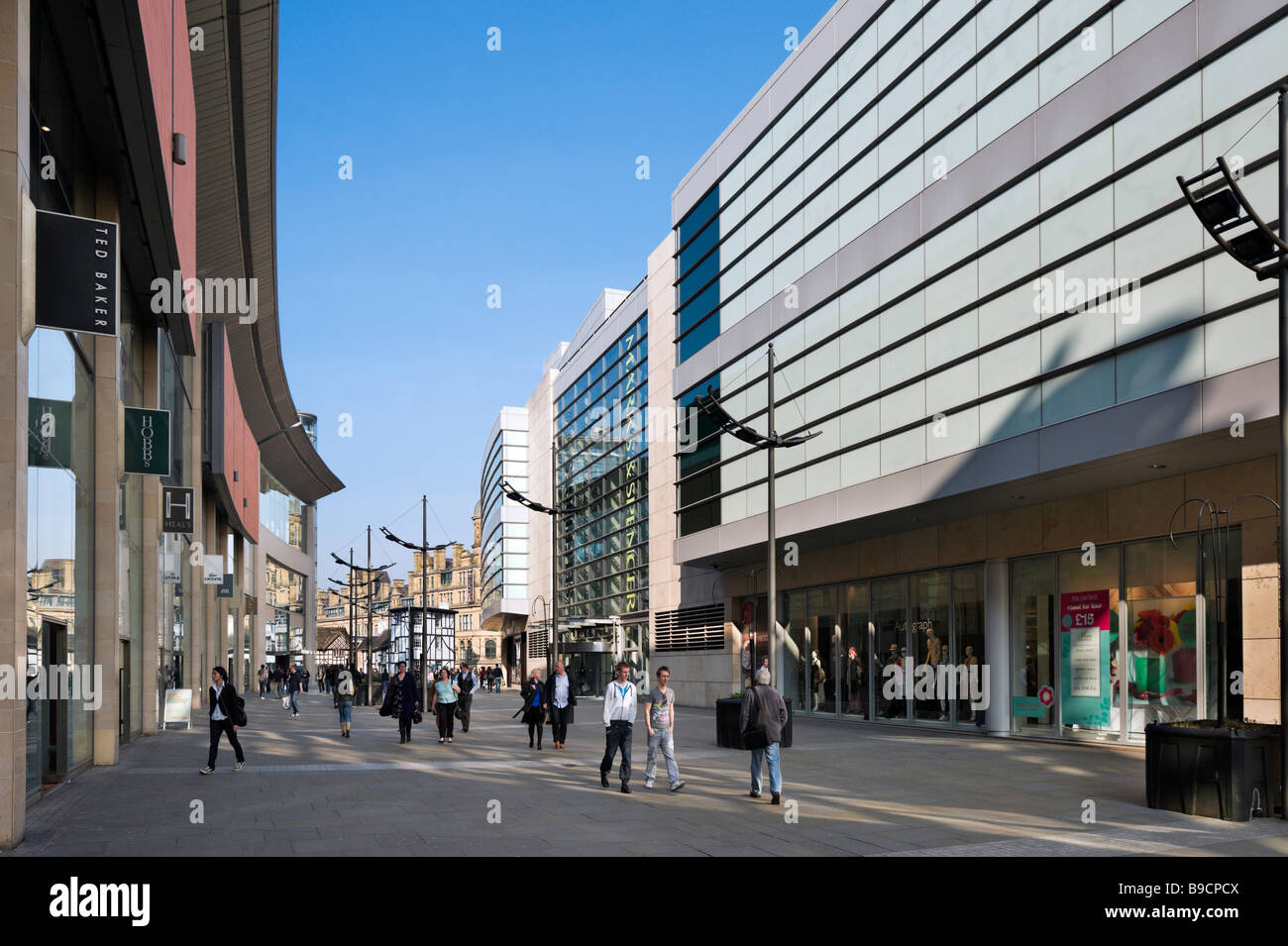 Maggiori negozi e grandi magazzini di nuova Cattedrale Street nel centro della città, Manchester, Inghilterra Foto Stock