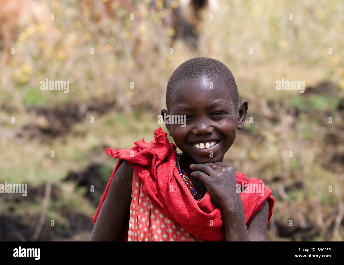 Ragazzo con toothy grin - un herder nella boccola del Kenya Foto Stock