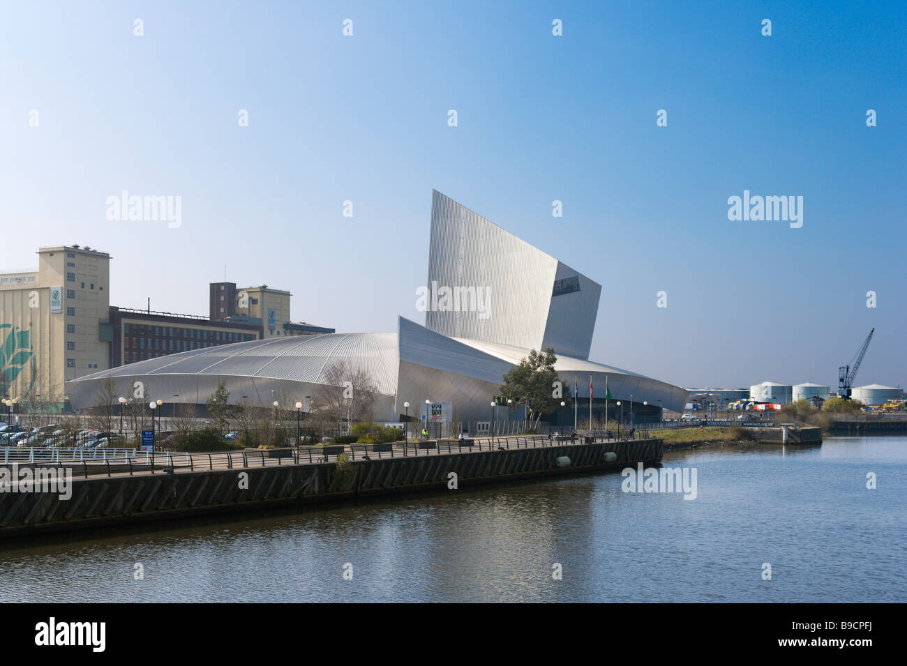 L'Imperial War Museum North progettato dall architetto Daniel Libeskind, Salford Quays, Greater Manchester, Inghilterra Foto Stock
