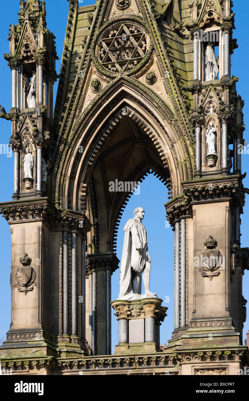 Statua del Principe Alberto di fronte al municipio, Albert Square, Manchester, Inghilterra Foto Stock
