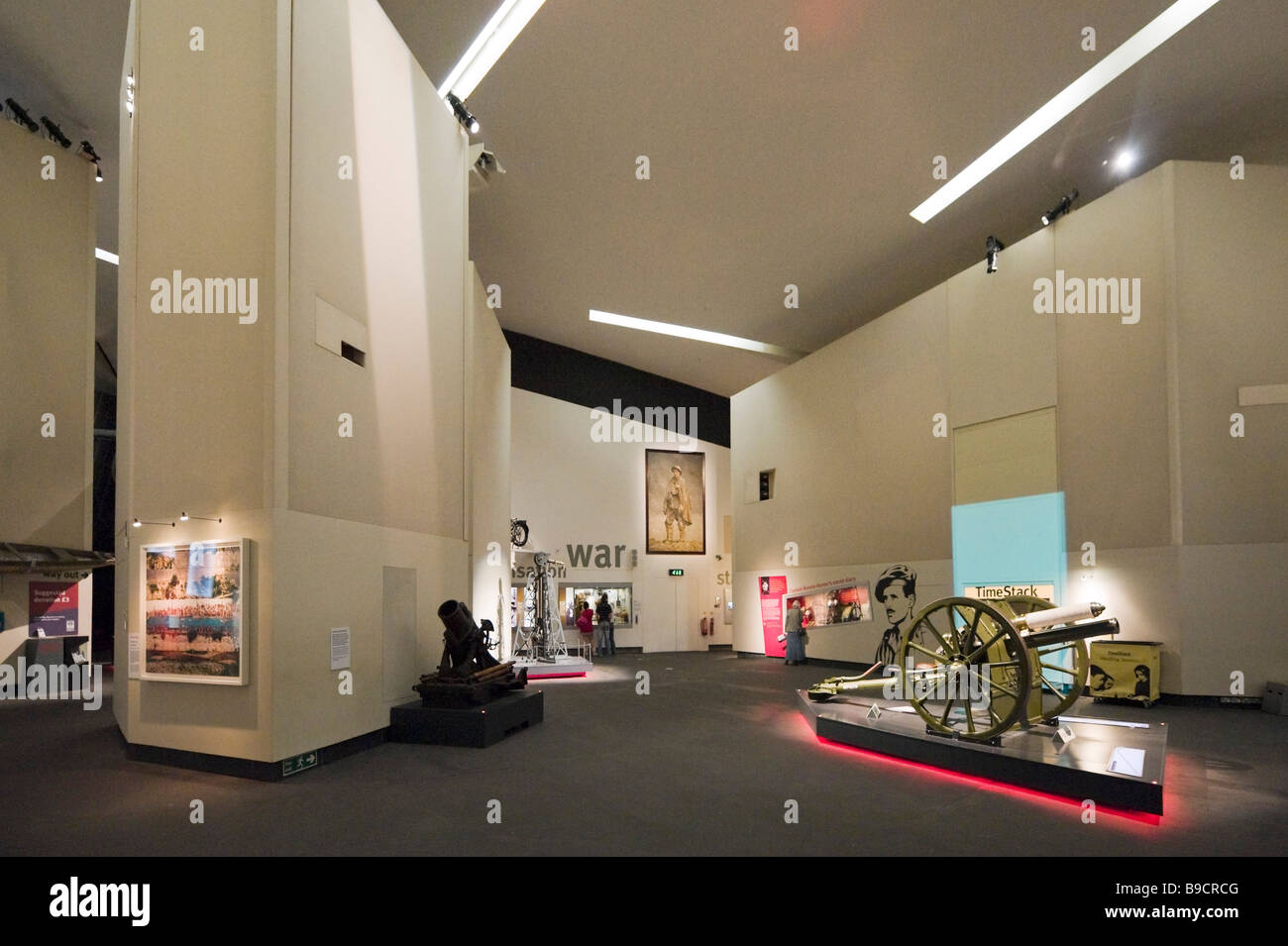 Il principale spazio espositivo in Imperial War Museum North, Salford Quays, Greater Manchester, Inghilterra Foto Stock