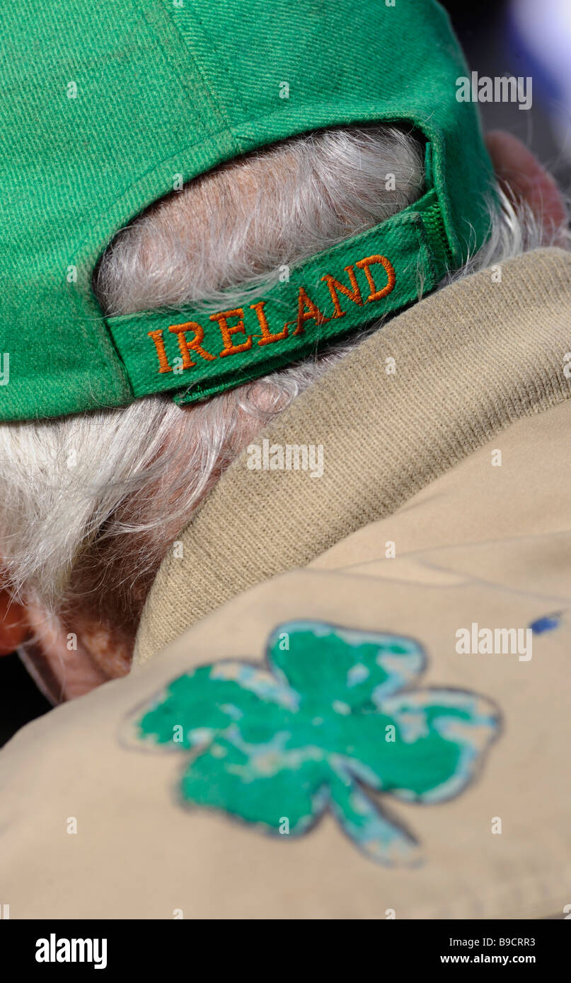 Birmingham San Patrizio Parade, Digbeth, Birmingham, Inghilterra, Regno Unito. Il vecchio uomo che indossa l'Irlanda hat e Shamrock sul rivestimento. Foto Stock