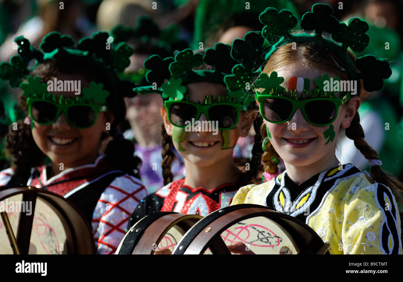 Birmingham San Patrizio Parade, Digbeth, Birmingham, Inghilterra, Regno Unito. Ballerini in costume irlandese sorriso. Foto Stock