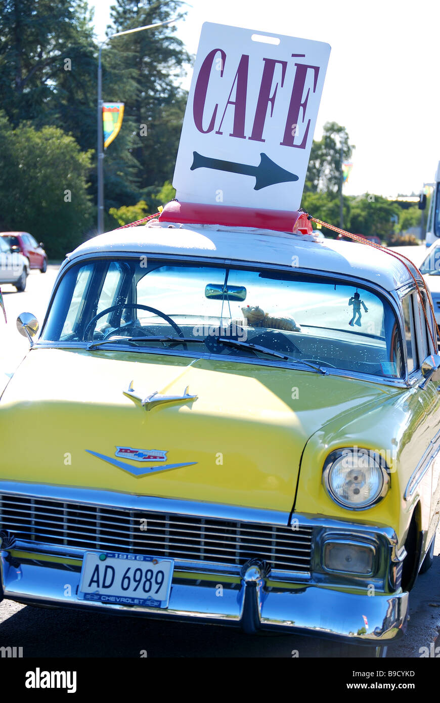 Cafe segno su '60's American Chevrolet, Terrazza sud, Darfield, Selwyn distretto, regione di Canterbury, Isola del Sud, Nuova Zelanda Foto Stock