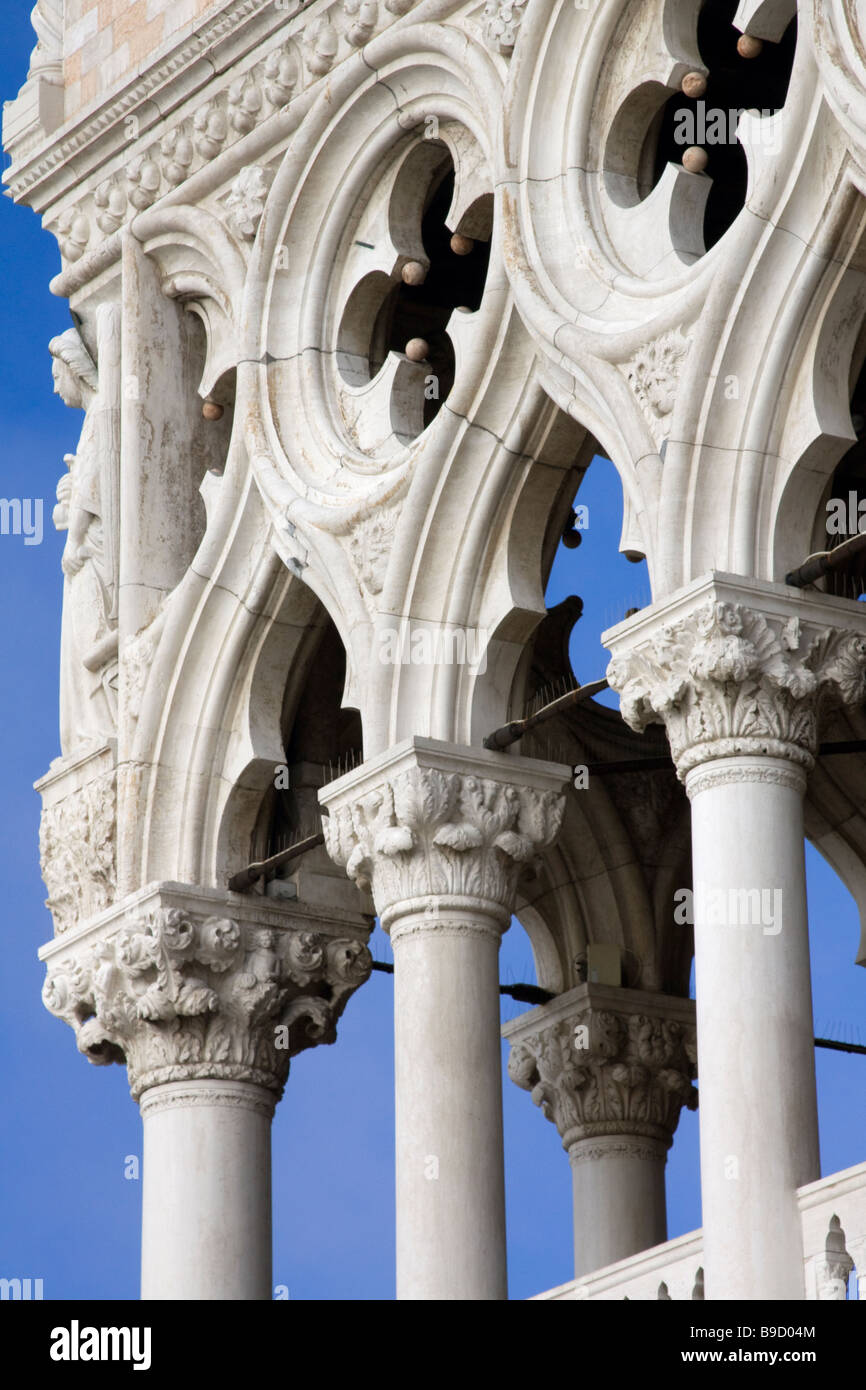 Particolare del Palazzo del Doge colonnato con archi in marmo Foto Stock