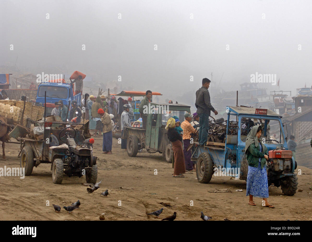 La mattina presto alla stazione dei traghetti di Mandalay Myanmar Foto Stock