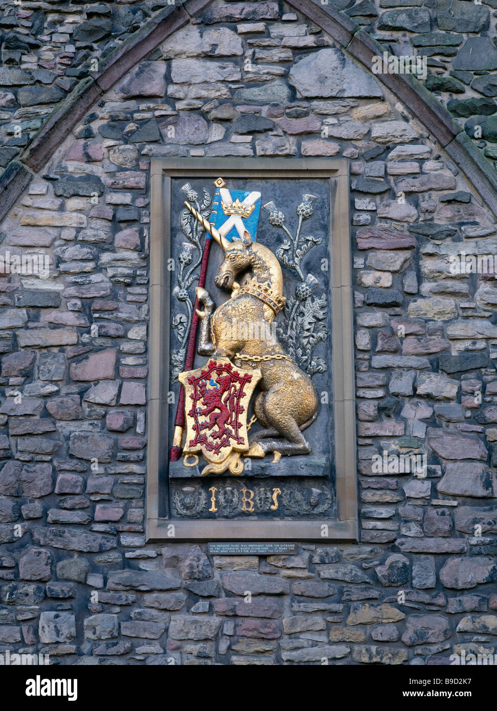 Araldica in Abbey Strand, Holyrood Palace, Edimburgo, Scozia, Regno Unito. Essa reca il Royal armi e I R 5 per King James il quinto Foto Stock