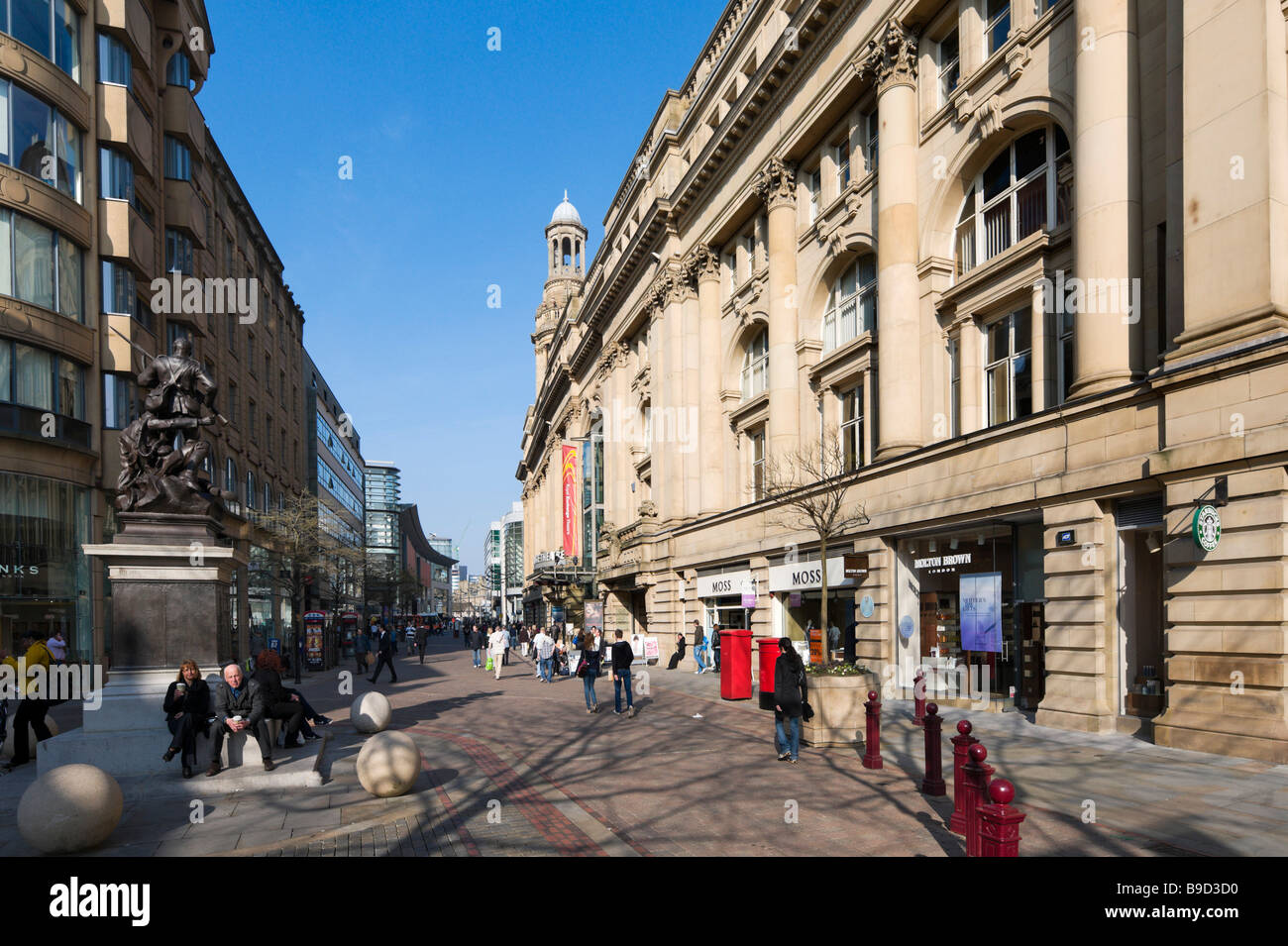 Negozi a St Ann's Square guardando verso la nuova Cattedrale Street nel centro della città, Manchester, Inghilterra Foto Stock