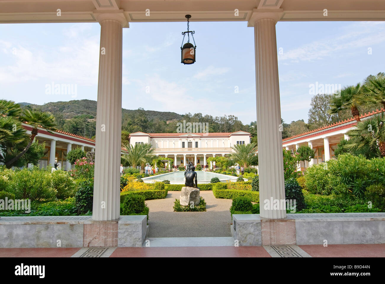 Il Getty Villa cortile principale vista dal passaggio coperto. Foto Stock