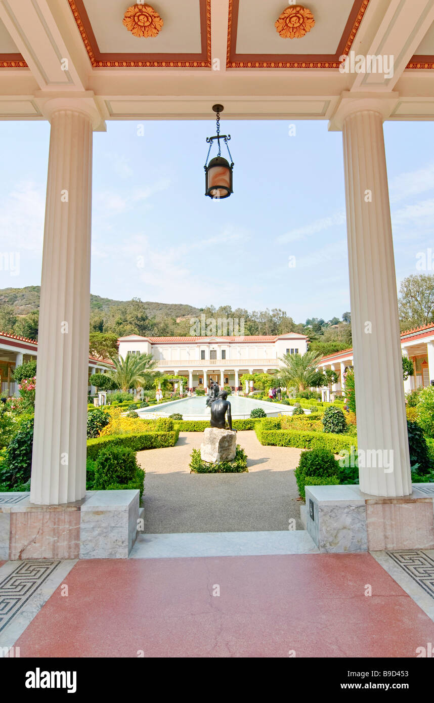 Il Getty Villa cortile principale vista dal passaggio coperto. Foto Stock