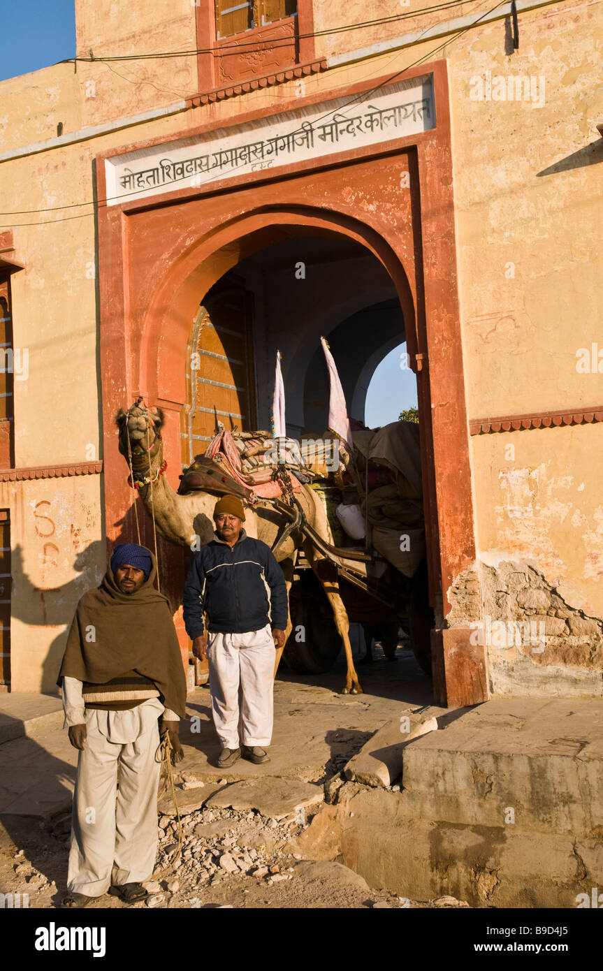 Pellegrini lascia il locale tempio indù con loro cammello nel loro cammino di Jodhpur. Foto Stock
