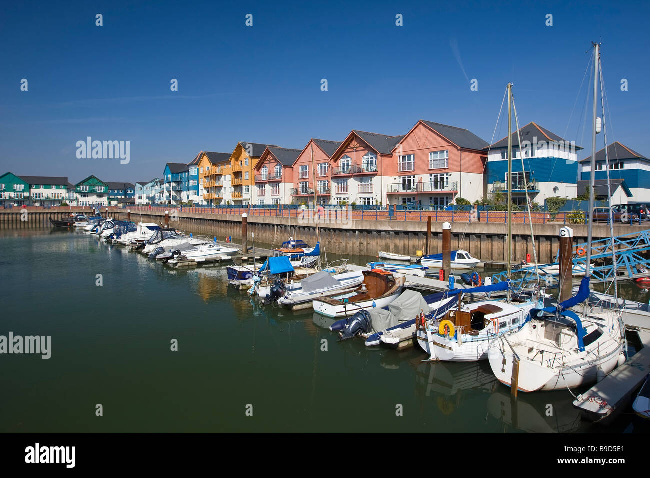 Barche ormeggiate e appartamenti, Marina, Exmouth, Devon, Regno Unito Foto Stock