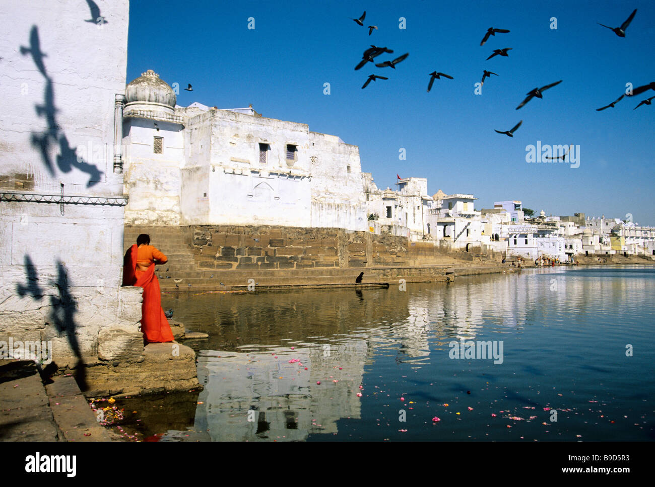 Ghats lungo lago Pushkar nel Rajasthan Foto Stock